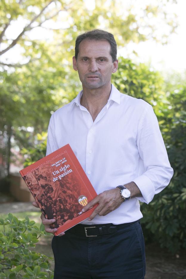 Valencia CF | Fernando Giner: «Este libro hace partícipe a todo el valencianismo del centenario»