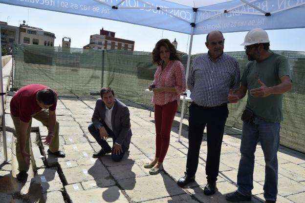 El alcalde supervisa los trabajos de reparación de la superficie. 