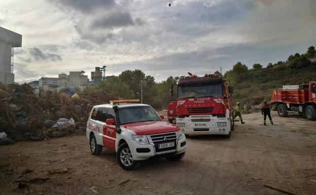 Los operarios trabajan para extinguir las llamas.