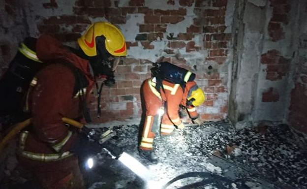 Los bomberos en el lugar donde se produjo el incendio en Buñol.