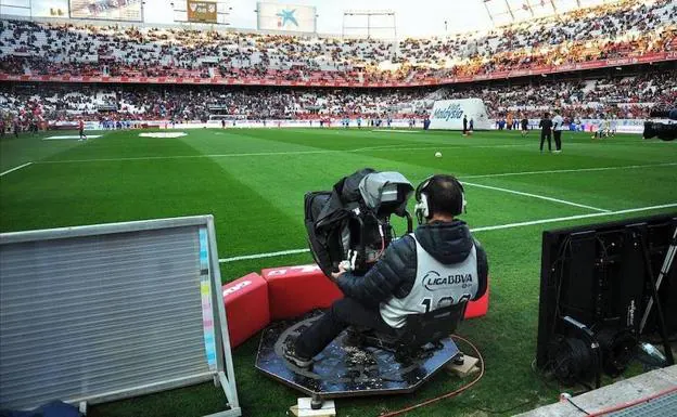 Un cámara de LaLiga durante un partido en el Sánchez Pizjuán.