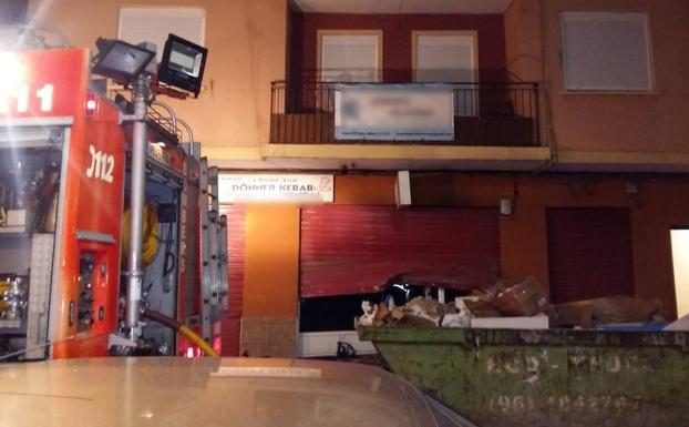 Medio centenar de desalojados en sendos incendios en un local de kebabs de Mislata y una casa de Paterna