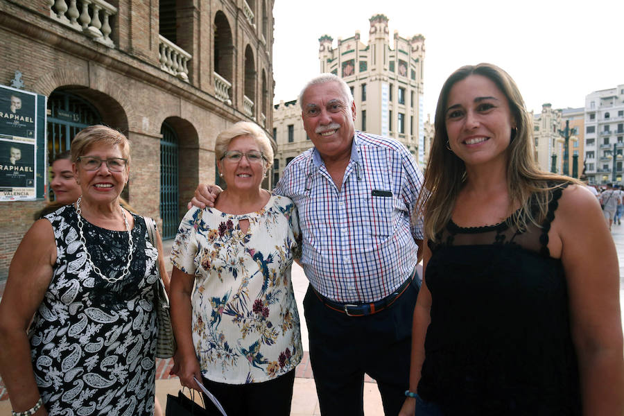 A sus 75 años, el cantante Raphael logró cautivar ayer al público valenciano en una plaza de toros abarrotada que bailó al ritmo de sus nuevos temas del álbum 'Infinitos Bailes'. Subido al escenario, el intérprete jienense demostró que todavía esta 'Loco por cantar' y presentó un show totalmente renovado en el que no faltaron sus grandes éxitos de siempre.