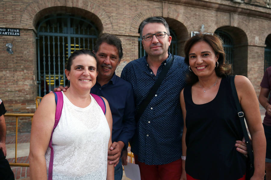 A sus 75 años, el cantante Raphael logró cautivar ayer al público valenciano en una plaza de toros abarrotada que bailó al ritmo de sus nuevos temas del álbum 'Infinitos Bailes'. Subido al escenario, el intérprete jienense demostró que todavía esta 'Loco por cantar' y presentó un show totalmente renovado en el que no faltaron sus grandes éxitos de siempre.