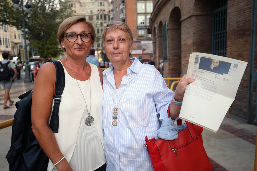 A sus 75 años, el cantante Raphael logró cautivar ayer al público valenciano en una plaza de toros abarrotada que bailó al ritmo de sus nuevos temas del álbum 'Infinitos Bailes'. Subido al escenario, el intérprete jienense demostró que todavía esta 'Loco por cantar' y presentó un show totalmente renovado en el que no faltaron sus grandes éxitos de siempre.