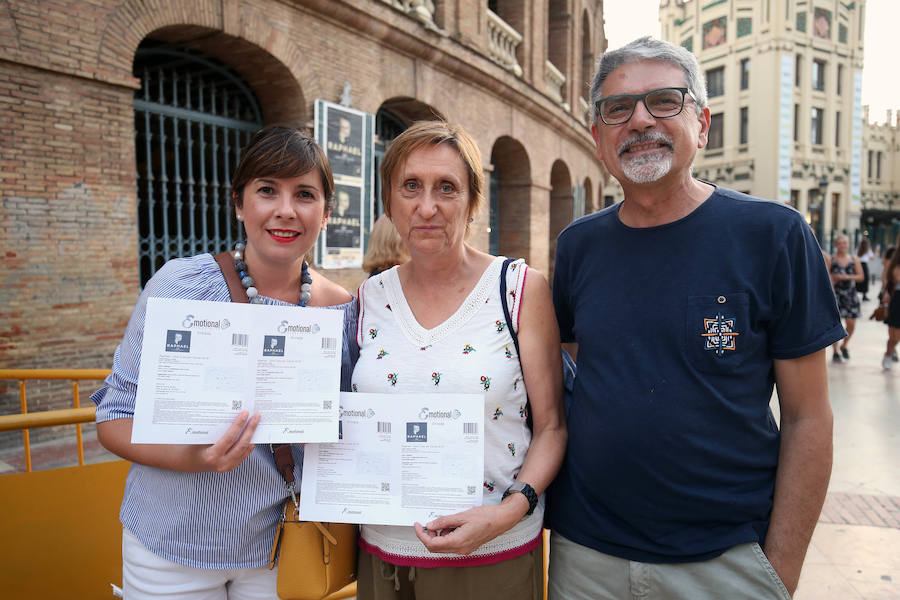 A sus 75 años, el cantante Raphael logró cautivar ayer al público valenciano en una plaza de toros abarrotada que bailó al ritmo de sus nuevos temas del álbum 'Infinitos Bailes'. Subido al escenario, el intérprete jienense demostró que todavía esta 'Loco por cantar' y presentó un show totalmente renovado en el que no faltaron sus grandes éxitos de siempre.