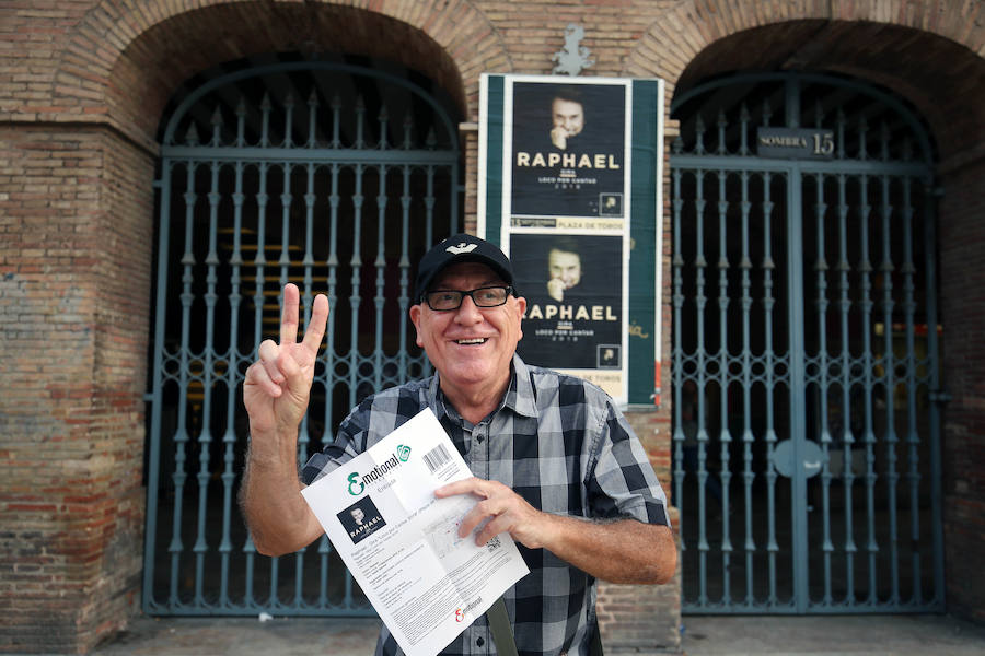 A sus 75 años, el cantante Raphael logró cautivar ayer al público valenciano en una plaza de toros abarrotada que bailó al ritmo de sus nuevos temas del álbum 'Infinitos Bailes'. Subido al escenario, el intérprete jienense demostró que todavía esta 'Loco por cantar' y presentó un show totalmente renovado en el que no faltaron sus grandes éxitos de siempre.