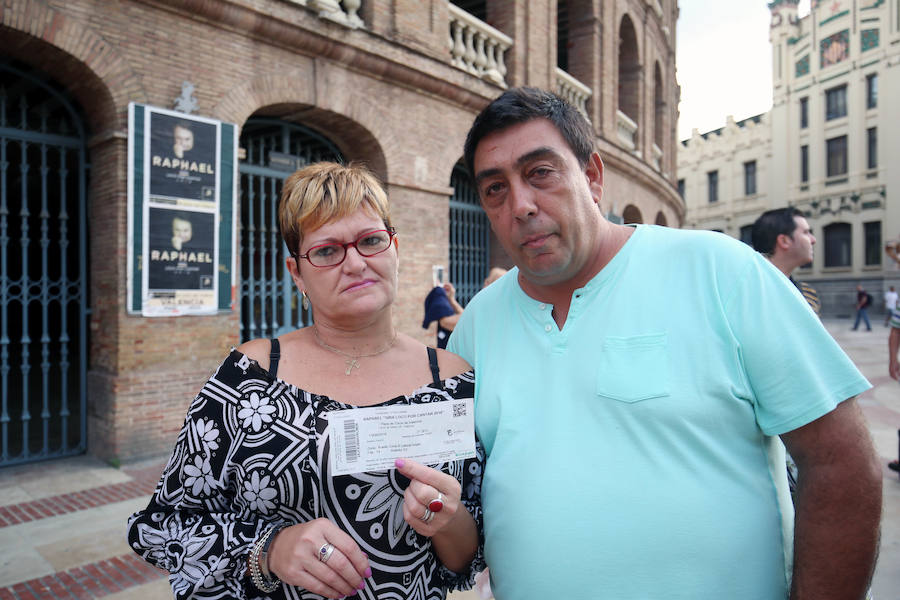 A sus 75 años, el cantante Raphael logró cautivar ayer al público valenciano en una plaza de toros abarrotada que bailó al ritmo de sus nuevos temas del álbum 'Infinitos Bailes'. Subido al escenario, el intérprete jienense demostró que todavía esta 'Loco por cantar' y presentó un show totalmente renovado en el que no faltaron sus grandes éxitos de siempre.