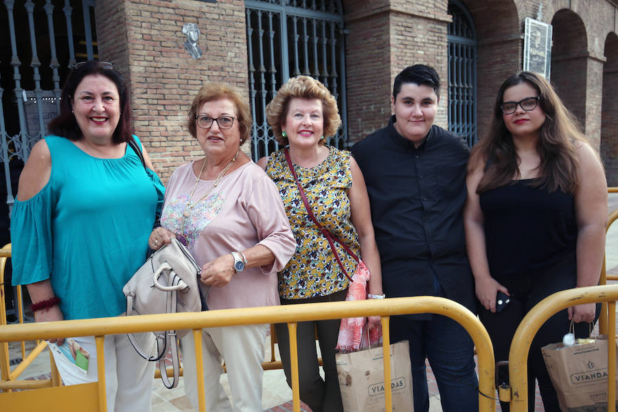 A sus 75 años, el cantante Raphael logró cautivar ayer al público valenciano en una plaza de toros abarrotada que bailó al ritmo de sus nuevos temas del álbum 'Infinitos Bailes'. Subido al escenario, el intérprete jienense demostró que todavía esta 'Loco por cantar' y presentó un show totalmente renovado en el que no faltaron sus grandes éxitos de siempre.