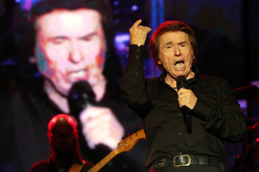 A sus 75 años, el cantante Raphael logró cautivar ayer al público valenciano en una plaza de toros abarrotada que bailó al ritmo de sus nuevos temas del álbum 'Infinitos Bailes'. Subido al escenario, el intérprete jienense demostró que todavía esta 'Loco por cantar' y presentó un show totalmente renovado en el que no faltaron sus grandes éxitos de siempre.