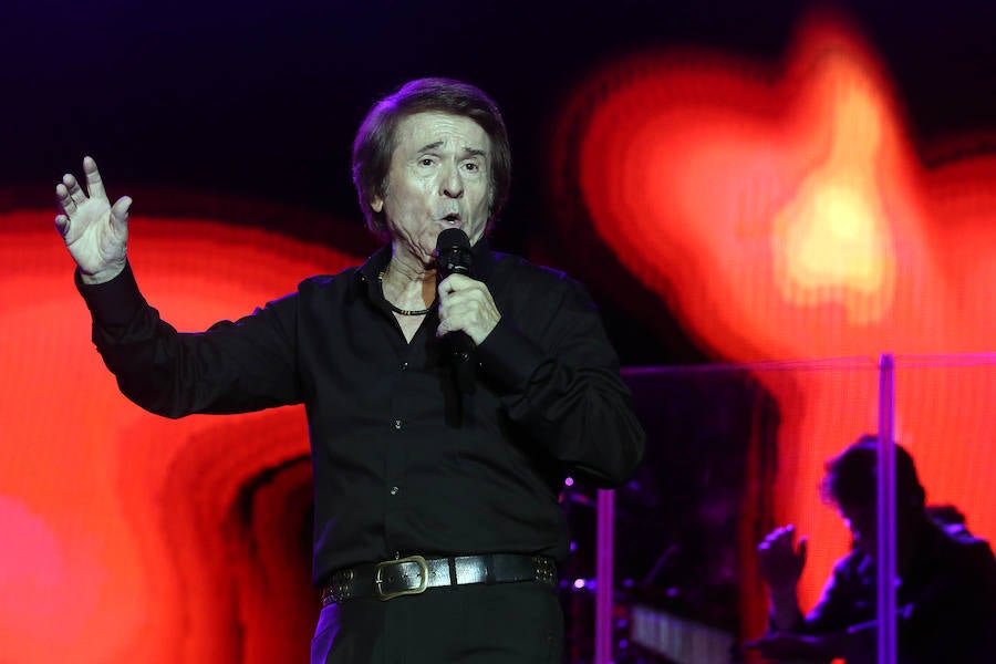 A sus 75 años, el cantante Raphael logró cautivar ayer al público valenciano en una plaza de toros abarrotada que bailó al ritmo de sus nuevos temas del álbum 'Infinitos Bailes'. Subido al escenario, el intérprete jienense demostró que todavía esta 'Loco por cantar' y presentó un show totalmente renovado en el que no faltaron sus grandes éxitos de siempre.