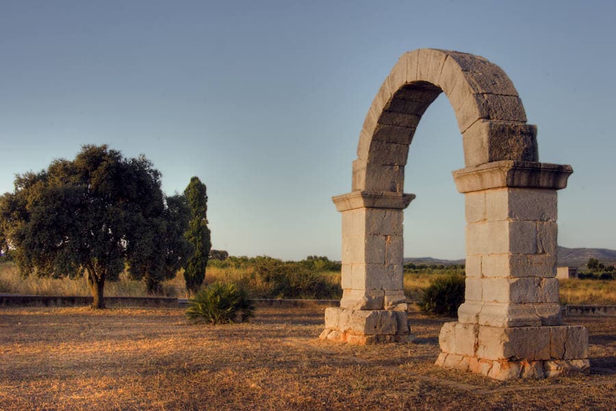 Arco de Cabanes situado en la antigua Vía Augusta. Se considera la principal referencia de la antigua Roma en Castellón. 