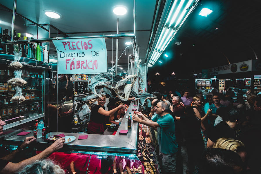 Numerosos valencianos y turistas abarrotan los mercados municipales de Valencia en la noche gastronómica y cultural programada este sábado en catorce recintos de la ciudad, el plato estrella del III Bonic/a Fest, que arrancó a las ocho de la tarde y se prolongará hasta la medianoche. La Fiesta de los Mercados Municipales, que persigue potenciar el comercio de proximidad y la alimentación saludable a través de los productos que se ofrecen en estos recintos, arrancó con colas a las puertas del Mercado Central, como en Ruzafa o el Cabanyal. 