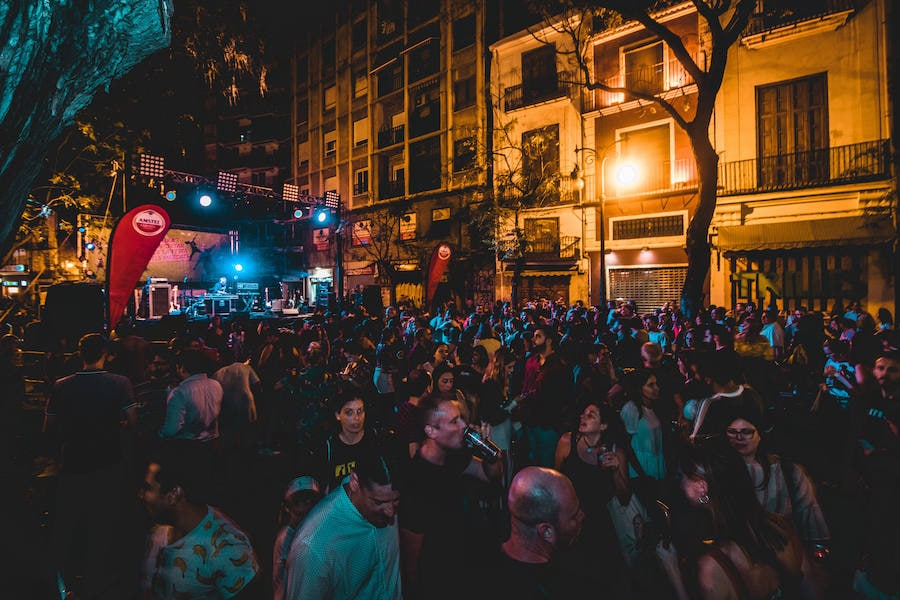 Numerosos valencianos y turistas abarrotan los mercados municipales de Valencia en la noche gastronómica y cultural programada este sábado en catorce recintos de la ciudad, el plato estrella del III Bonic/a Fest, que arrancó a las ocho de la tarde y se prolongará hasta la medianoche. La Fiesta de los Mercados Municipales, que persigue potenciar el comercio de proximidad y la alimentación saludable a través de los productos que se ofrecen en estos recintos, arrancó con colas a las puertas del Mercado Central, como en Ruzafa o el Cabanyal. 