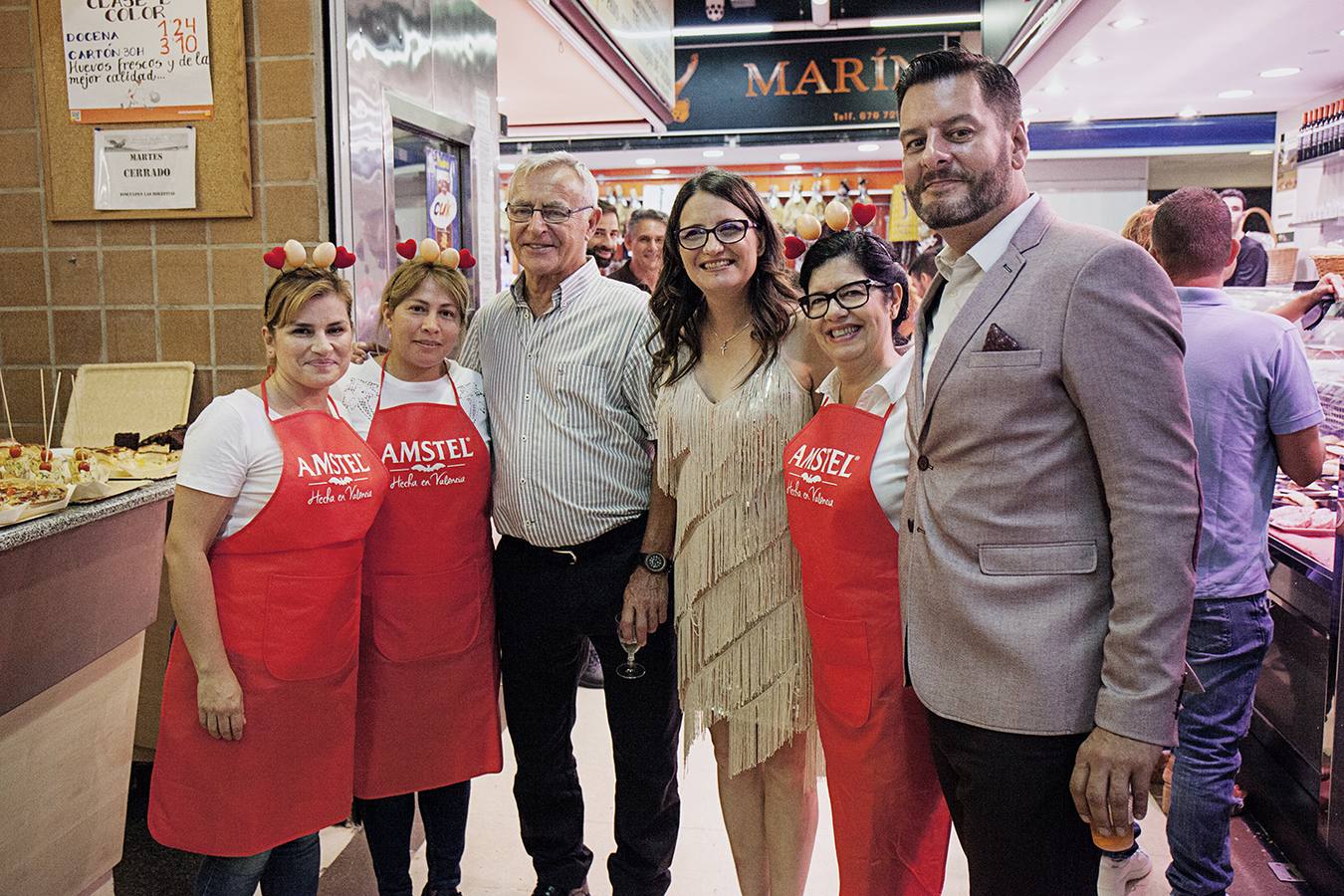 Numerosos valencianos y turistas abarrotan los mercados municipales de Valencia en la noche gastronómica y cultural programada este sábado en catorce recintos de la ciudad, el plato estrella del III Bonic/a Fest, que arrancó a las ocho de la tarde y se prolongará hasta la medianoche. La Fiesta de los Mercados Municipales, que persigue potenciar el comercio de proximidad y la alimentación saludable a través de los productos que se ofrecen en estos recintos, arrancó con colas a las puertas del Mercado Central, como en Ruzafa o el Cabanyal. 