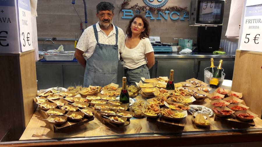 Numerosos valencianos y turistas abarrotan los mercados municipales de Valencia en la noche gastronómica y cultural programada este sábado en catorce recintos de la ciudad, el plato estrella del III Bonic/a Fest, que arrancó a las ocho de la tarde y se prolongará hasta la medianoche. La Fiesta de los Mercados Municipales, que persigue potenciar el comercio de proximidad y la alimentación saludable a través de los productos que se ofrecen en estos recintos, arrancó con colas a las puertas del Mercado Central, como en Ruzafa o el Cabanyal. 