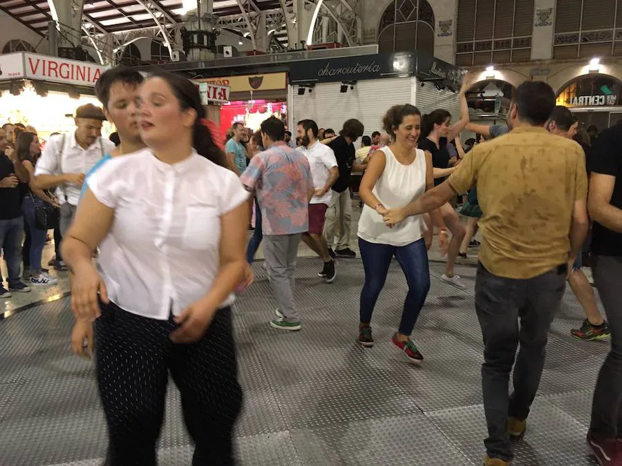 Numerosos valencianos y turistas abarrotan los mercados municipales de Valencia en la noche gastronómica y cultural programada este sábado en catorce recintos de la ciudad, el plato estrella del III Bonic/a Fest, que arrancó a las ocho de la tarde y se prolongará hasta la medianoche. La Fiesta de los Mercados Municipales, que persigue potenciar el comercio de proximidad y la alimentación saludable a través de los productos que se ofrecen en estos recintos, arrancó con colas a las puertas del Mercado Central, como en Ruzafa o el Cabanyal. 