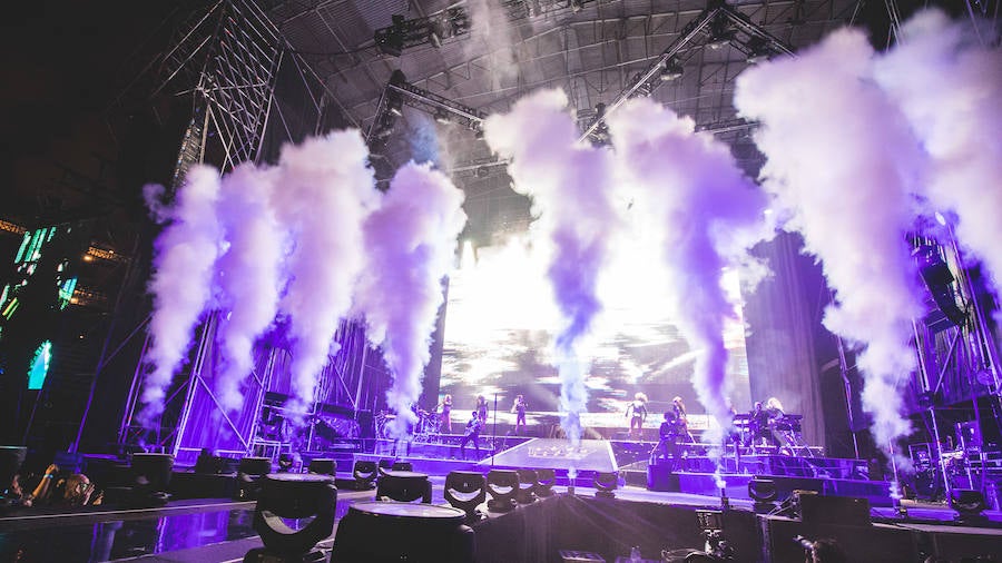 Baile, brillos y espectáculo de fuegos artificiales: así comenzaba Maluma su concierto en Valencia. El colombiano salió al escenario ante un recinto abarrotado, con un ambiente donde la emoción y el fanatismo se desataban en gritos con cada gesto y comentario del provocador artista.