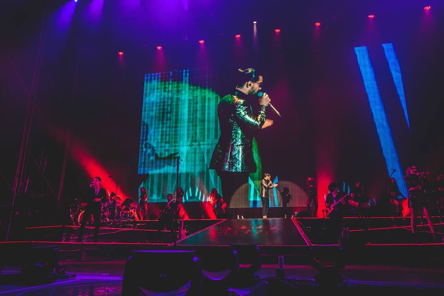 Baile, brillos y espectáculo de fuegos artificiales: así comenzaba Maluma su concierto en Valencia. El colombiano salió al escenario ante un recinto abarrotado, con un ambiente donde la emoción y el fanatismo se desataban en gritos con cada gesto y comentario del provocador artista.