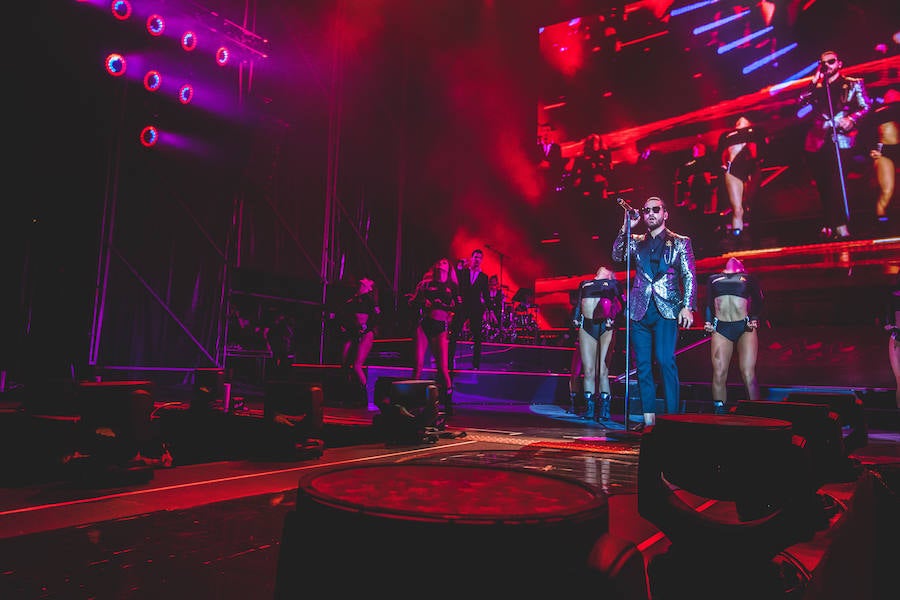 Baile, brillos y espectáculo de fuegos artificiales: así comenzaba Maluma su concierto en Valencia. El colombiano salió al escenario ante un recinto abarrotado, con un ambiente donde la emoción y el fanatismo se desataban en gritos con cada gesto y comentario del provocador artista.