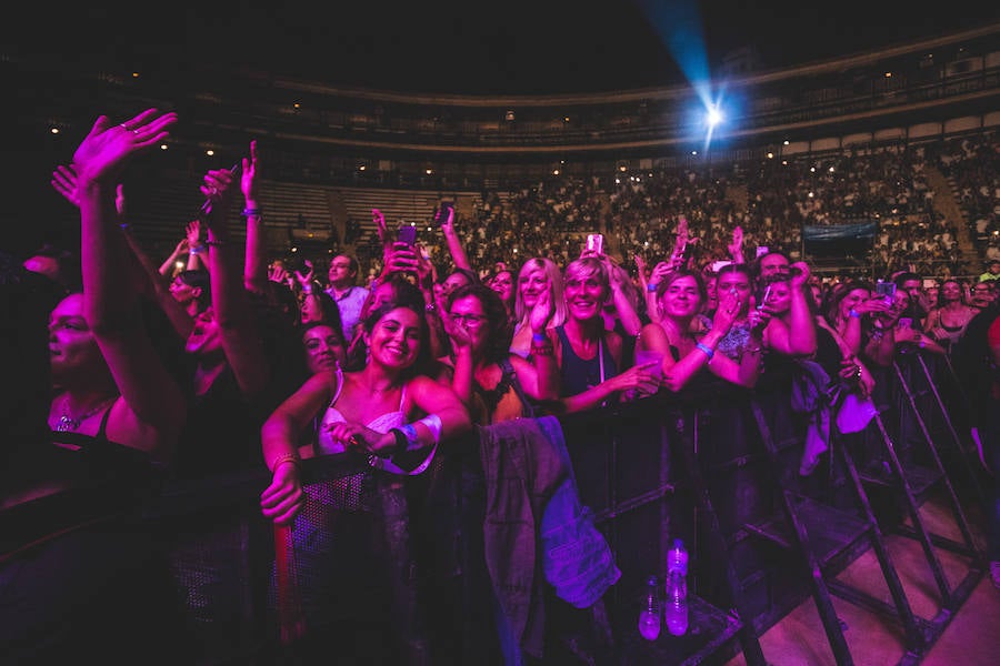 Baile, brillos y espectáculo de fuegos artificiales: así comenzaba Maluma su concierto en Valencia. El colombiano salió al escenario ante un recinto abarrotado, con un ambiente donde la emoción y el fanatismo se desataban en gritos con cada gesto y comentario del provocador artista.
