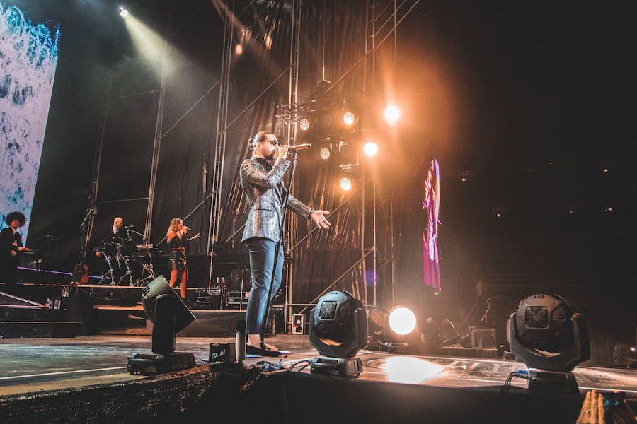 Baile, brillos y espectáculo de fuegos artificiales: así comenzaba Maluma su concierto en Valencia. El colombiano salió al escenario ante un recinto abarrotado, con un ambiente donde la emoción y el fanatismo se desataban en gritos con cada gesto y comentario del provocador artista.