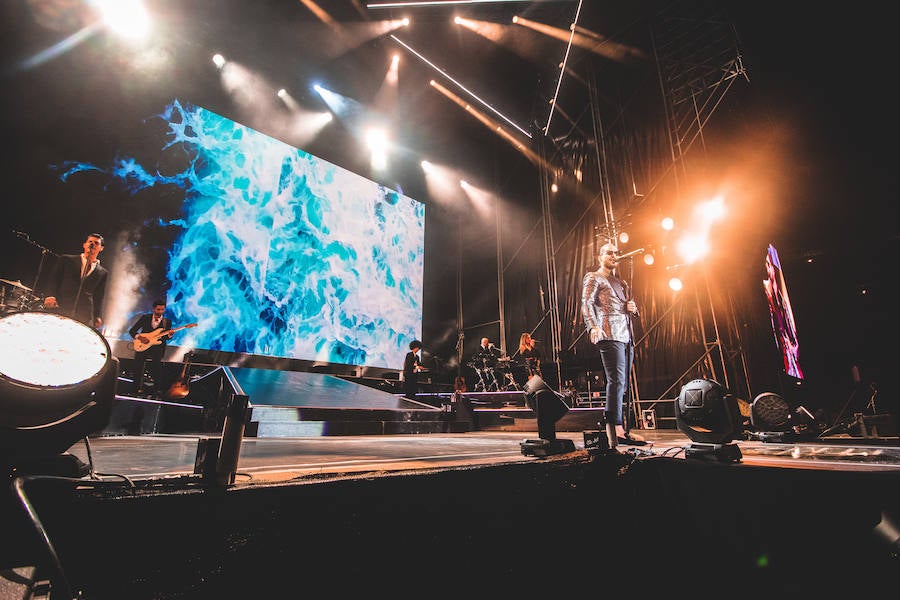 Baile, brillos y espectáculo de fuegos artificiales: así comenzaba Maluma su concierto en Valencia. El colombiano salió al escenario ante un recinto abarrotado, con un ambiente donde la emoción y el fanatismo se desataban en gritos con cada gesto y comentario del provocador artista.