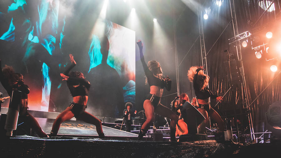 Baile, brillos y espectáculo de fuegos artificiales: así comenzaba Maluma su concierto en Valencia. El colombiano salió al escenario ante un recinto abarrotado, con un ambiente donde la emoción y el fanatismo se desataban en gritos con cada gesto y comentario del provocador artista.