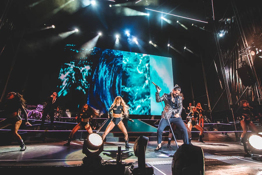 Baile, brillos y espectáculo de fuegos artificiales: así comenzaba Maluma su concierto en Valencia. El colombiano salió al escenario ante un recinto abarrotado, con un ambiente donde la emoción y el fanatismo se desataban en gritos con cada gesto y comentario del provocador artista.