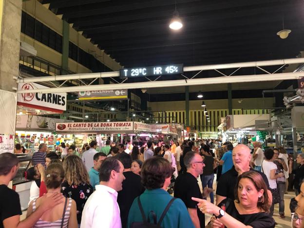 Numerosas personas acudieron anoche al Mercado de Ruzafa con motivo del III Bonic/a Fest. 