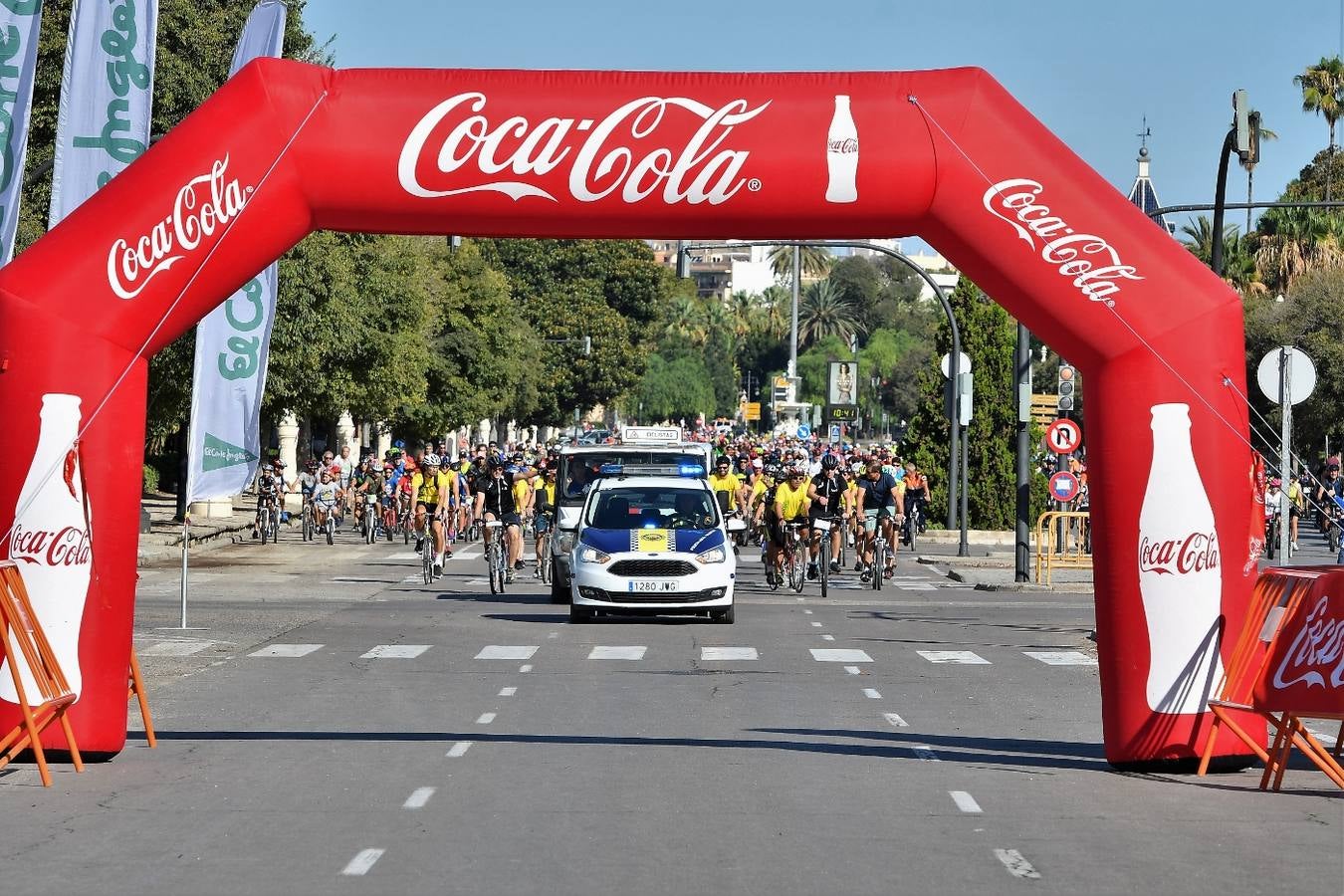 Bajo el lema 'Pedalegem per la inclusió social', la concentración de participantes arrancaba una hora antes, a las 9 h, en un punto intermedio entre los dos puntos.