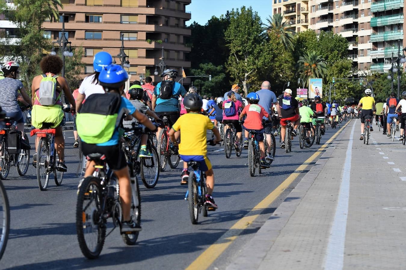 Bajo el lema 'Pedalegem per la inclusió social', la concentración de participantes arrancaba una hora antes, a las 9 h, en un punto intermedio entre los dos puntos.