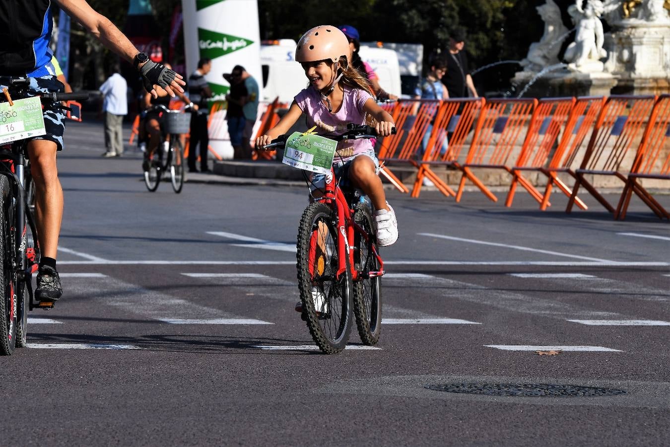 Bajo el lema 'Pedalegem per la inclusió social', la concentración de participantes arrancaba una hora antes, a las 9 h, en un punto intermedio entre los dos puntos.