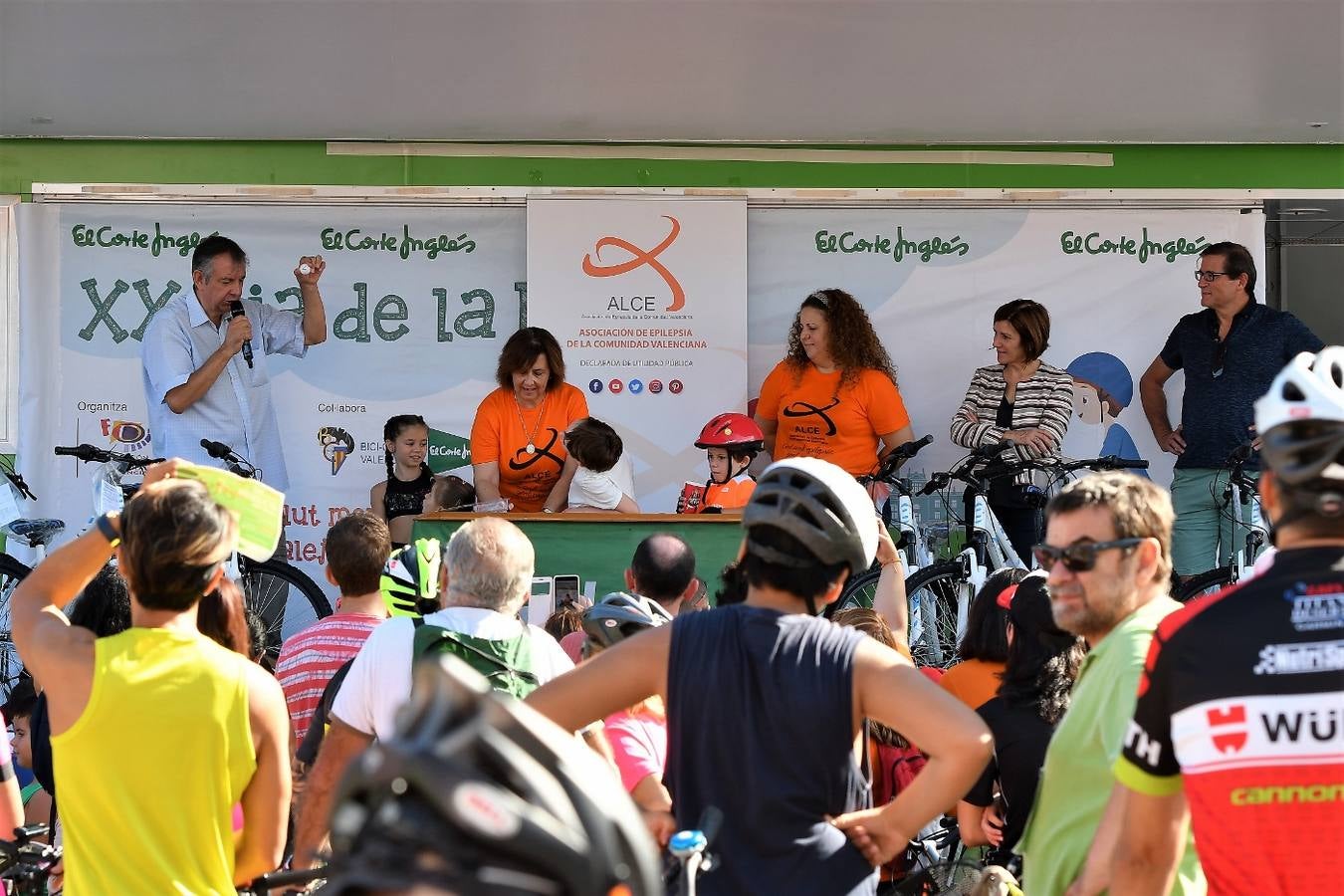 Los interesados podían inscribirse por un euro en las plantas de deportes de El Corte Inglés de la avenida de Francia, Pintor Sorolla y Nuevo Centro. «Un año más, celebramos una fiesta deportiva solidaria a la que quiero invitar a todos los ciudadanos a participar», dijo la concejal de Deportes, Maite Girau, en un comunicado del Ayuntamiento.