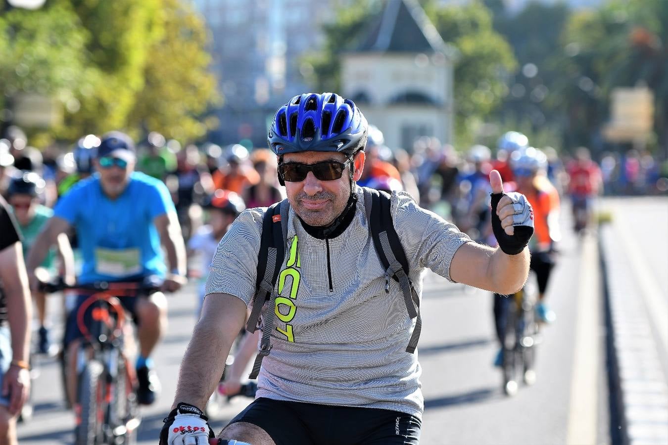 Los interesados podían inscribirse por un euro en las plantas de deportes de El Corte Inglés de la avenida de Francia, Pintor Sorolla y Nuevo Centro. «Un año más, celebramos una fiesta deportiva solidaria a la que quiero invitar a todos los ciudadanos a participar», dijo la concejal de Deportes, Maite Girau, en un comunicado del Ayuntamiento.