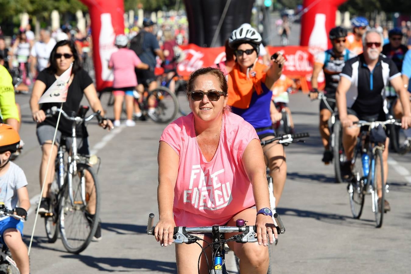 Los interesados podían inscribirse por un euro en las plantas de deportes de El Corte Inglés de la avenida de Francia, Pintor Sorolla y Nuevo Centro. «Un año más, celebramos una fiesta deportiva solidaria a la que quiero invitar a todos los ciudadanos a participar», dijo la concejal de Deportes, Maite Girau, en un comunicado del Ayuntamiento.