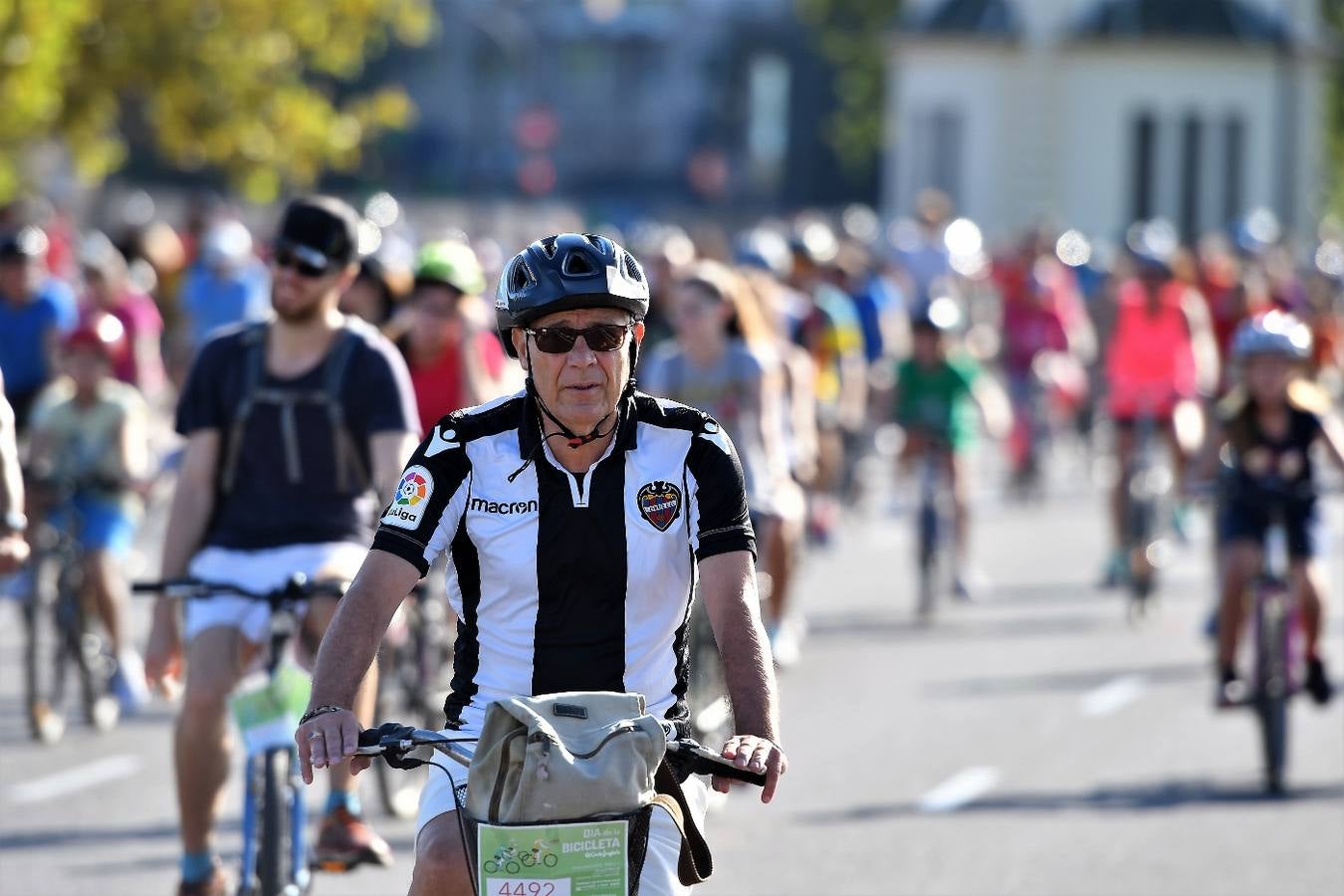 Los interesados podían inscribirse por un euro en las plantas de deportes de El Corte Inglés de la avenida de Francia, Pintor Sorolla y Nuevo Centro. «Un año más, celebramos una fiesta deportiva solidaria a la que quiero invitar a todos los ciudadanos a participar», dijo la concejal de Deportes, Maite Girau, en un comunicado del Ayuntamiento.