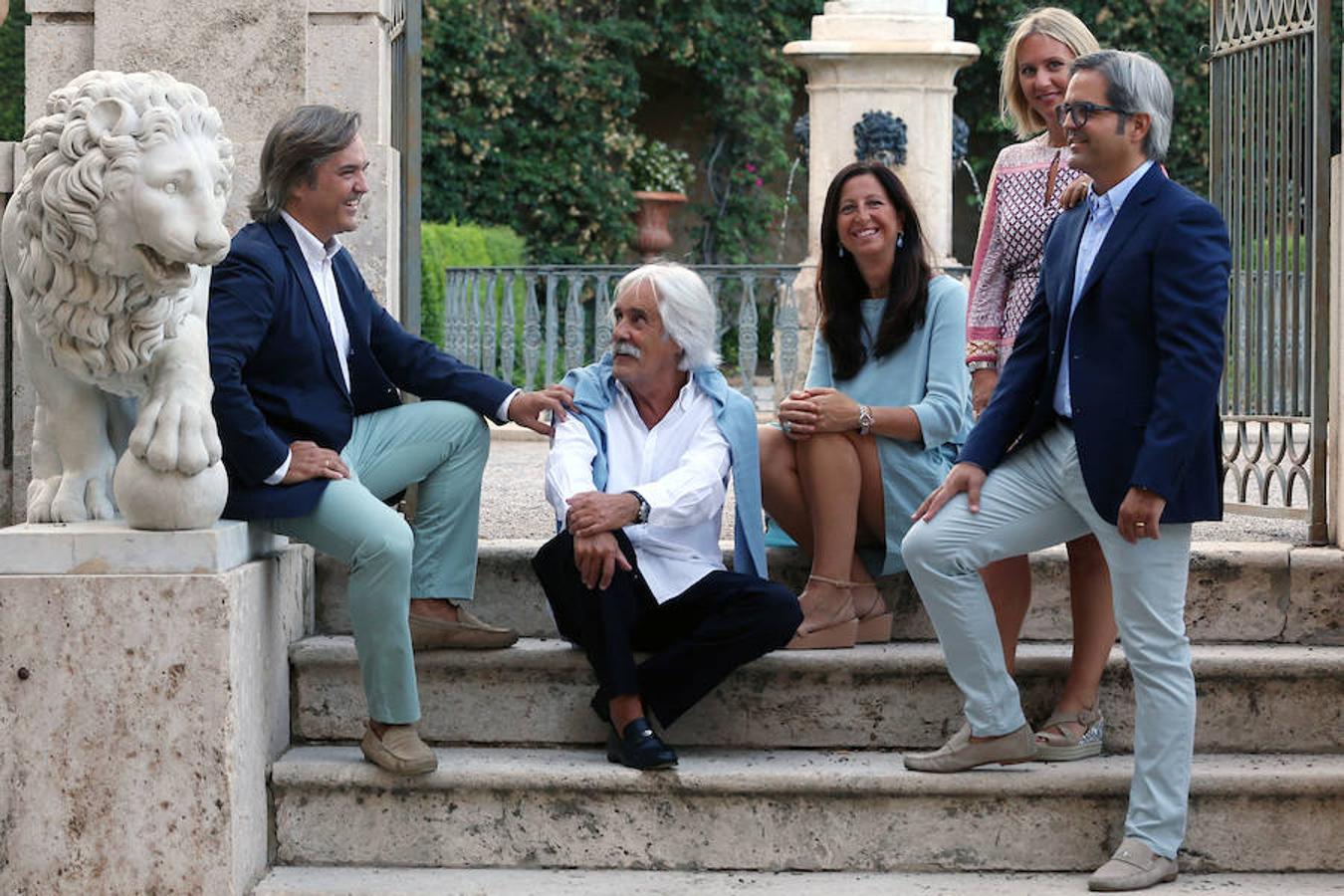 Los motores de Antonio Jordán han sido su mujer, Tere, quien falleció hace nueve años por una enfermedad degenerativa, y sus hijos, a los que se unió todavía más en la adversidad. Positivo por naturaleza, cualidad que han heredado Pablo y Antonio, se recrean en el pasado con cariño y una buena dosis de humor.