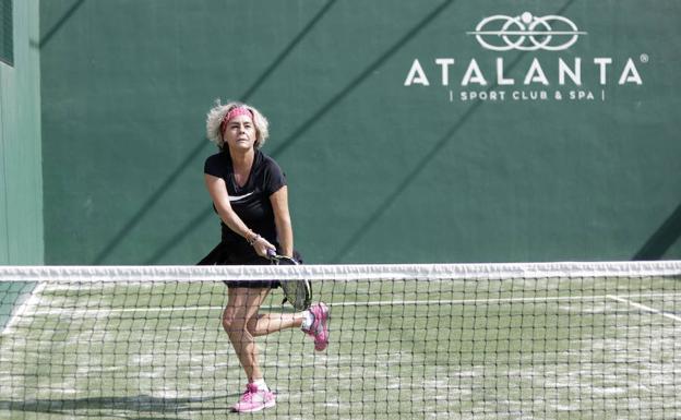 Marta confiesa que, además del padel, otra de sus aficiones es esquiar.