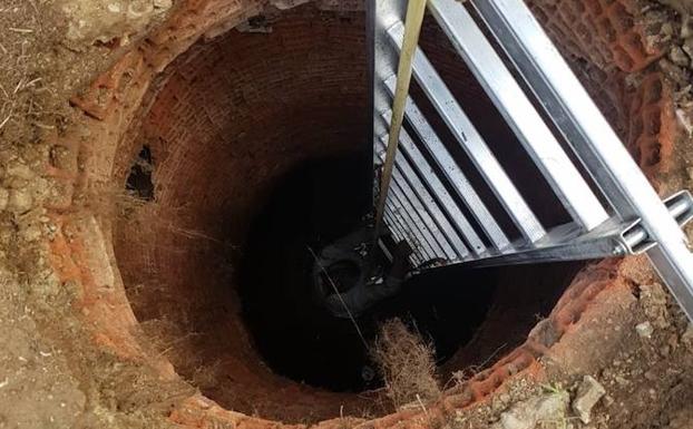 Los bomberos han tenido que utilizar una escalera para el rescate. 