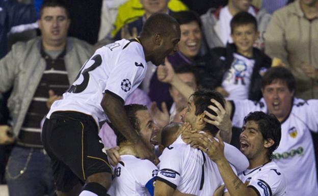 Los jugadores del Valencia celebran el gol de Jonas al Leverkusen.