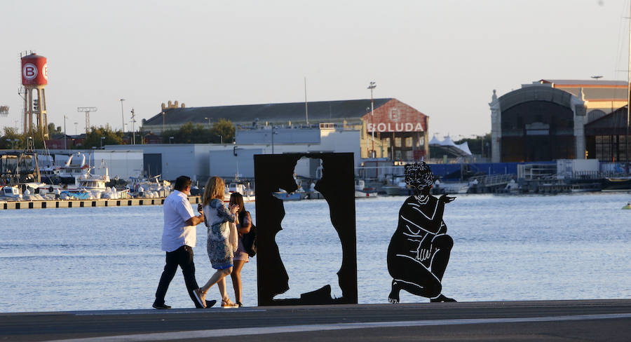 Las obras forman parte de una exposición de Antoni Miró ubicada en pleno paseo y la controversia se debe a lo explícito de las posturas