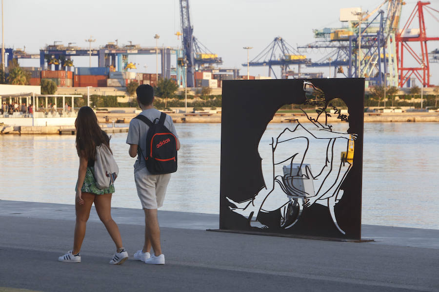 Las obras forman parte de una exposición de Antoni Miró ubicada en pleno paseo y la controversia se debe a lo explícito de las posturas