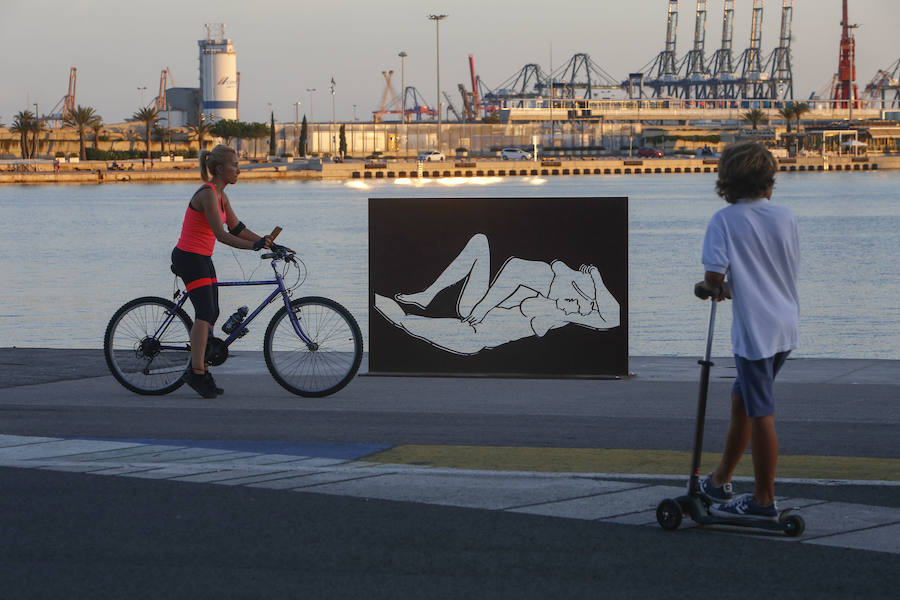 Las obras forman parte de una exposición de Antoni Miró ubicada en pleno paseo y la controversia se debe a lo explícito de las posturas