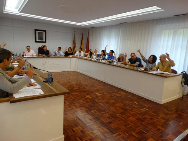 Concejales de Xàtiva durante una sesión plenaria. 