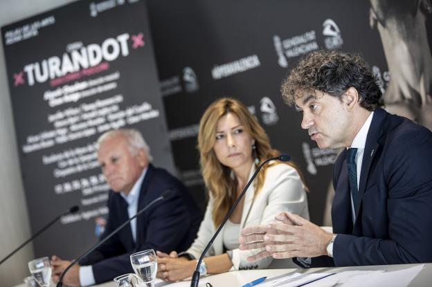 Albert Girona, Susana Lloret y Francesc Colomer, ayer, durante la renovación del convenio entre Les Arts y Cultura. 