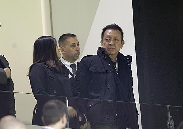 Lim, junto a su esposa en Mestalla. 