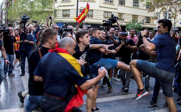 Varios manifestantes con banderas de España agreden a un joven, en el 9 d'Octubre del año pasado.