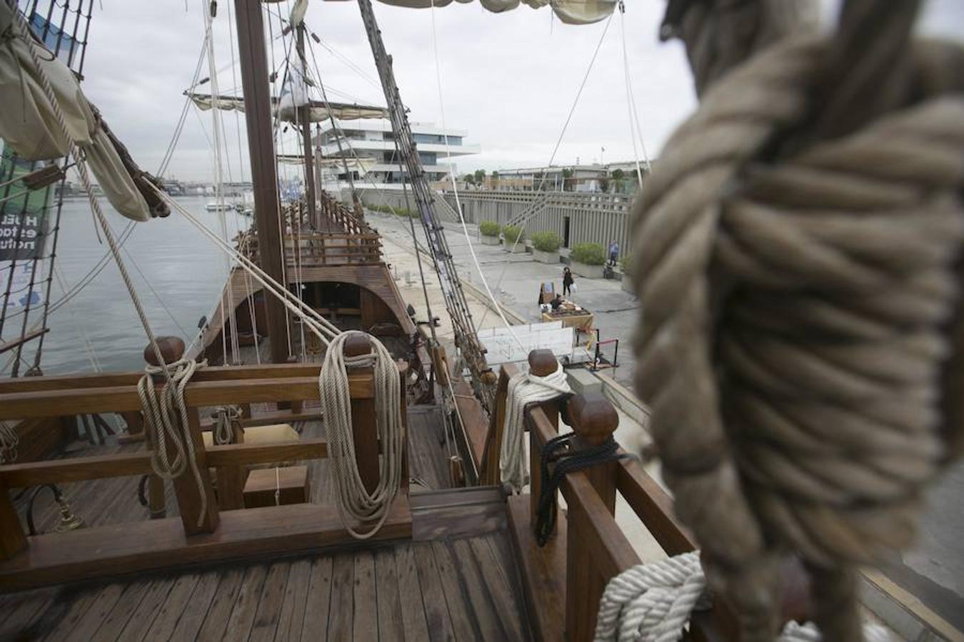 La réplica del histórico navío con el que Cristóbal Colón descubrió América en 1492 visita las aguas valencianas. El barco se encuentra anclado en La Marina de Valencia, junto al edificio de Veles e Vents. Sus cubiertas están abiertas al público desde este martes hasta el 29 de septiembre. Así, de las 10 a las 20 horas, se podrá subir a bordo y visitar su museo flotante. Un viaje por el tiempo para descubrir su historia, así como la vida de los marineros de la época.