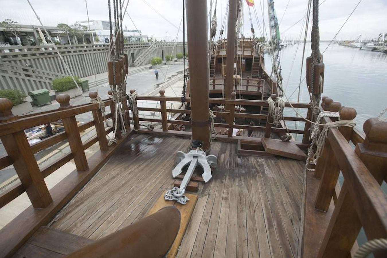 La réplica del histórico navío con el que Cristóbal Colón descubrió América en 1492 visita las aguas valencianas. El barco se encuentra anclado en La Marina de Valencia, junto al edificio de Veles e Vents. Sus cubiertas están abiertas al público desde este martes hasta el 29 de septiembre. Así, de las 10 a las 20 horas, se podrá subir a bordo y visitar su museo flotante. Un viaje por el tiempo para descubrir su historia, así como la vida de los marineros de la época.